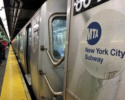 New York City MTA subway train - Photo 140157325 © Kit1nyc | Dreamstime.com