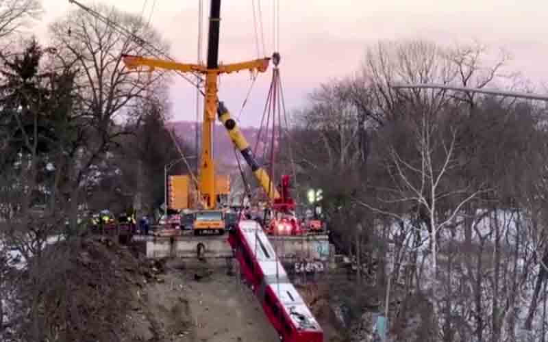 Watch as bus lifted from collapsed Pittsburgh bridge