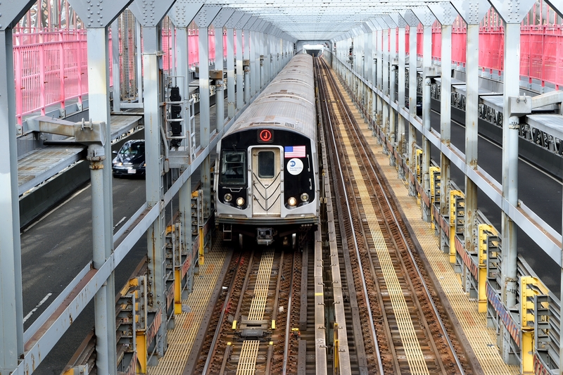 NYC police continue search suspects in Myrtle Avenue station robbery