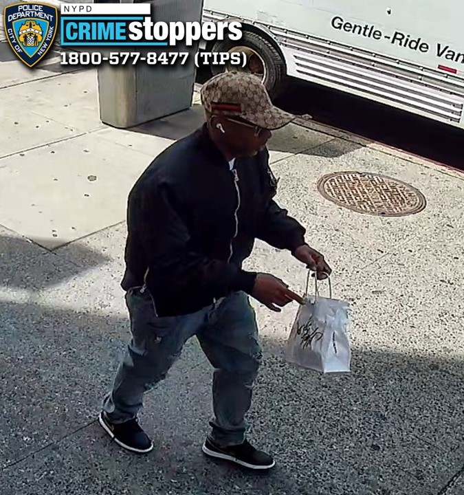 Teen robbed of necklace in broad daylight in Manhattan